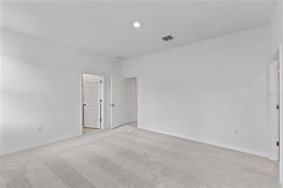 Spacious, unfurnished interior of a new home in Mirror Lake Village, Fruitland Park (Image 7).