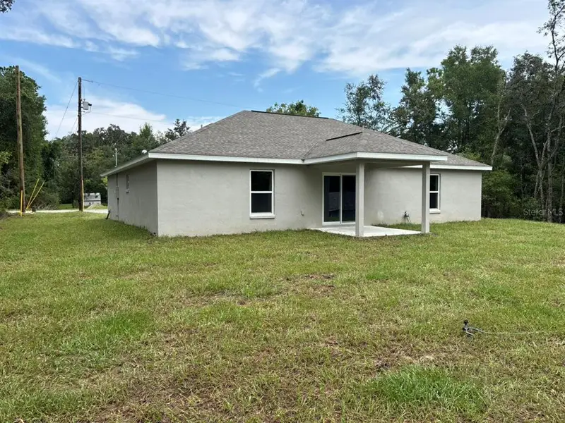 Exterior details and patio area of a home in , Dunnellon (Image 3).
