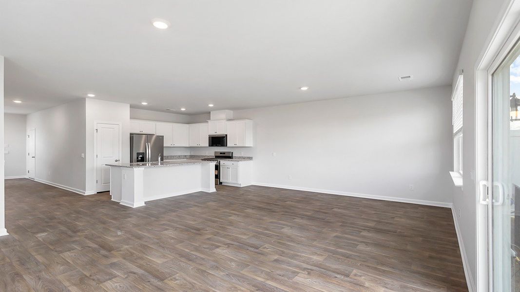 Spacious, unfurnished interior of a new home in Carolina Groves Townhomes, Moncks Corner (Image 9).