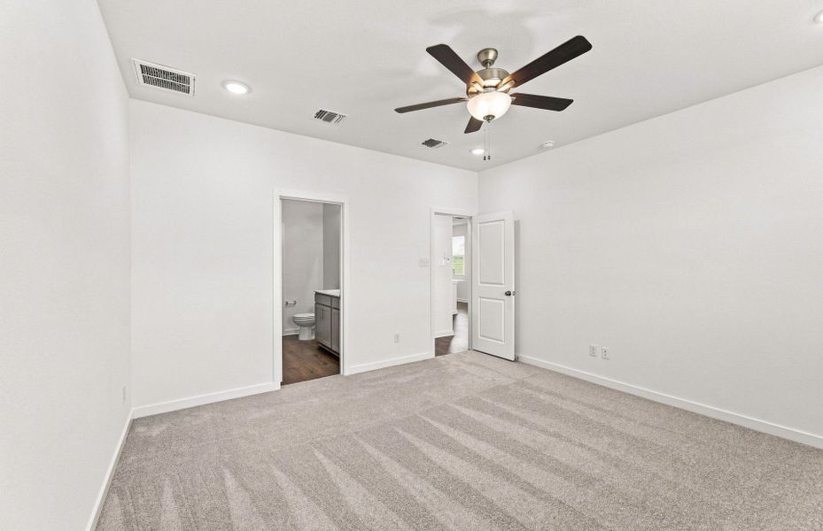 Spacious, unfurnished interior of a new home in Sonterra, Jarrell (Image 33).