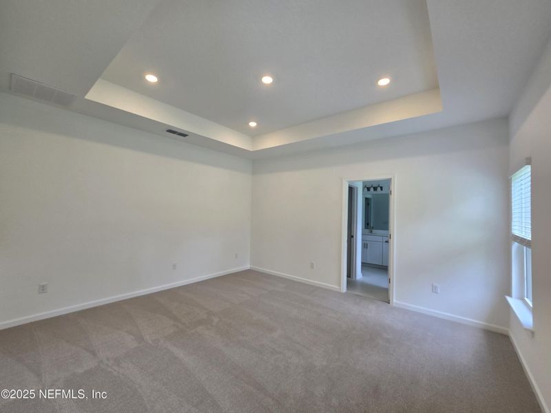 Spacious, unfurnished interior of a new home in Hyland Trail, Middleburg (Image 30).