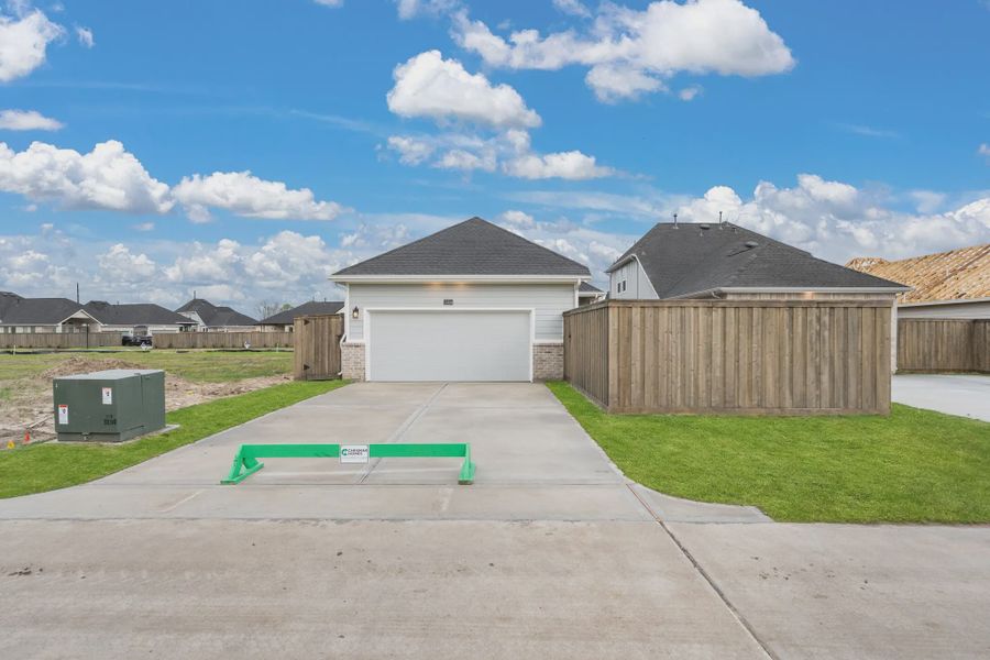 Representative exterior details of a home built from the Fairway by Chesmar Homes in Riceland Alley Loads, Mont Belvieu (Image 18).