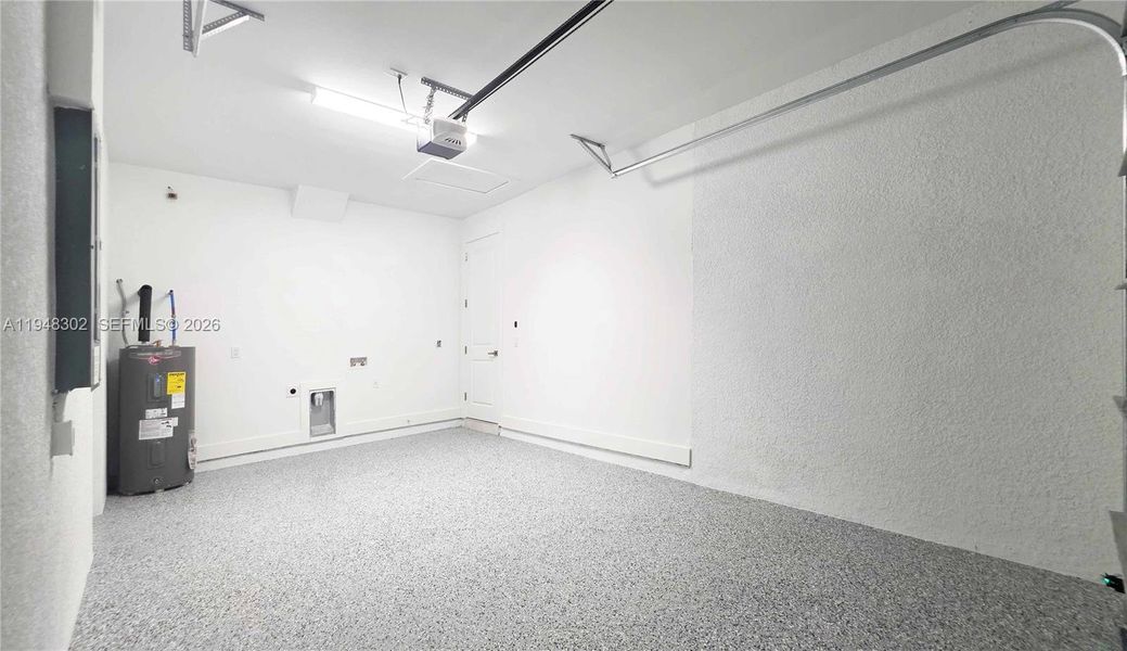 Spacious, unfurnished interior of a new home in , Lehigh Acres (Image 18).