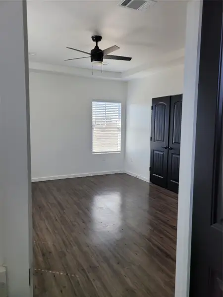 Spare room with dark wood-style floors and ceiling fan