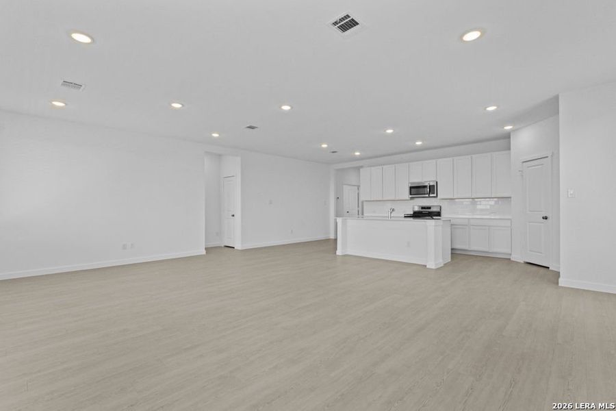 Spacious, unfurnished interior of a new home in Brookmill, San Antonio (Image 15).