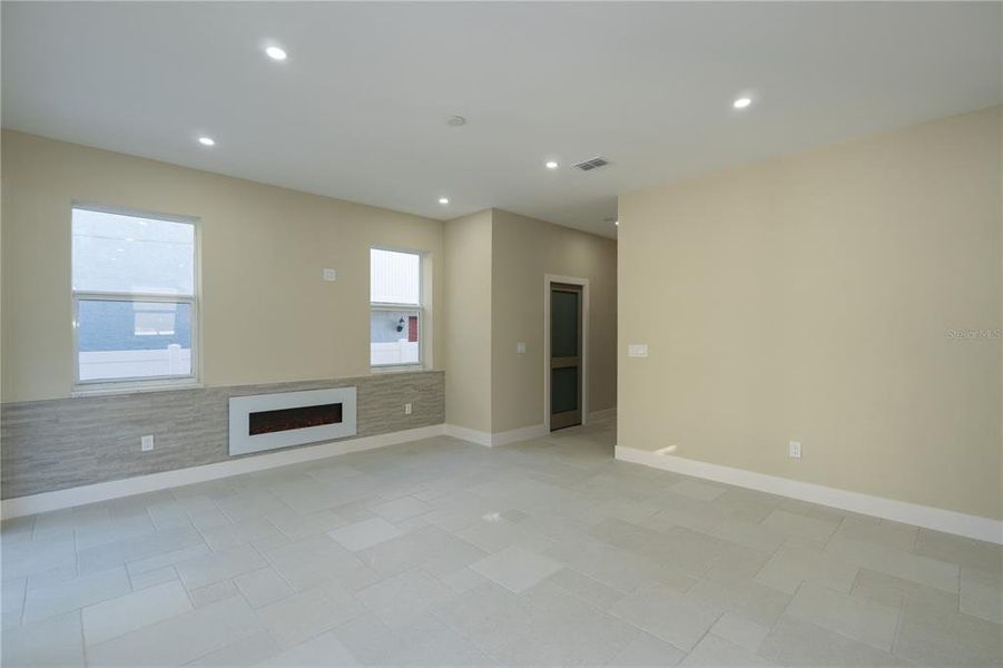 Spacious, unfurnished interior of a new home in , Tampa (Image 26).
