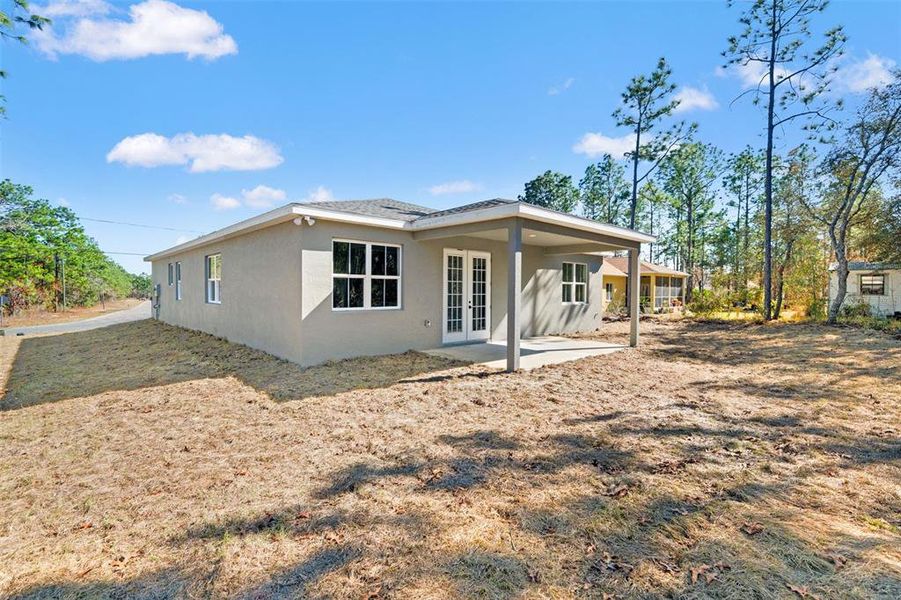 Exterior details and patio area of a home in , Citrus Springs (Image 3).
