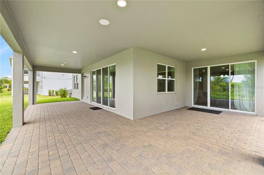 Exterior details and patio area of a home in , Winter Garden (Image 36).
