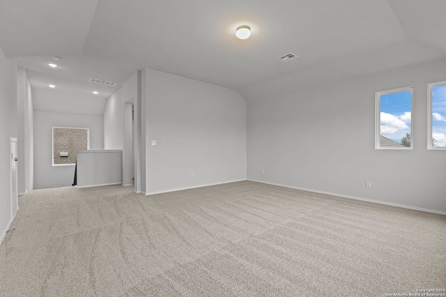 Spacious, unfurnished interior of a new home in Sunflower Ridge, New Braunfels (Image 20).