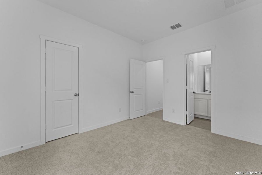 Spacious, unfurnished interior of a new home in Sky Ranch, New Braunfels (Image 23).