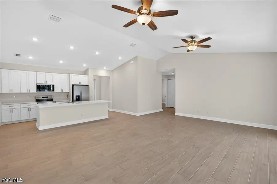 Spacious, unfurnished interior of a new home in Cape Coral, Cape Coral (Image 27).