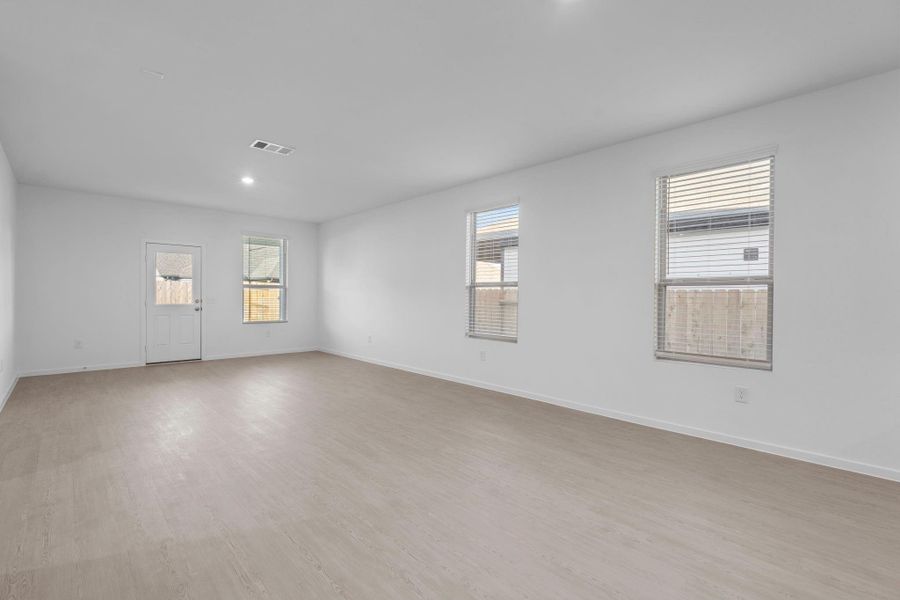 Spacious, unfurnished interior of a new home in Mavera, Conroe (Image 8).