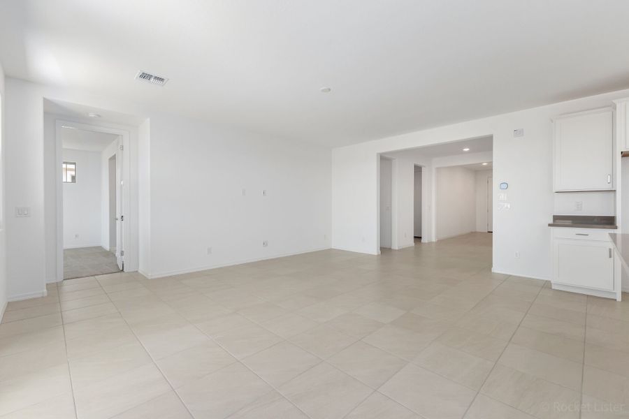 Spacious, unfurnished interior of a new home in Las Ventanas, Goodyear (Image 11).