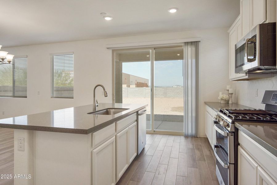 KITCHEN / DINING KITCHEN / DINING