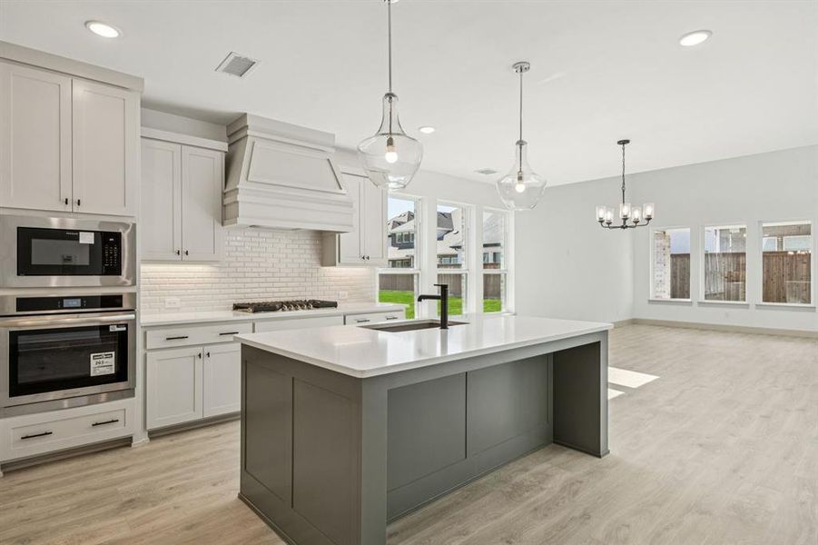 No shortage of storage or prep space in this fantastic kitchen! No shortage of storage or prep space in this fantastic kitchen!