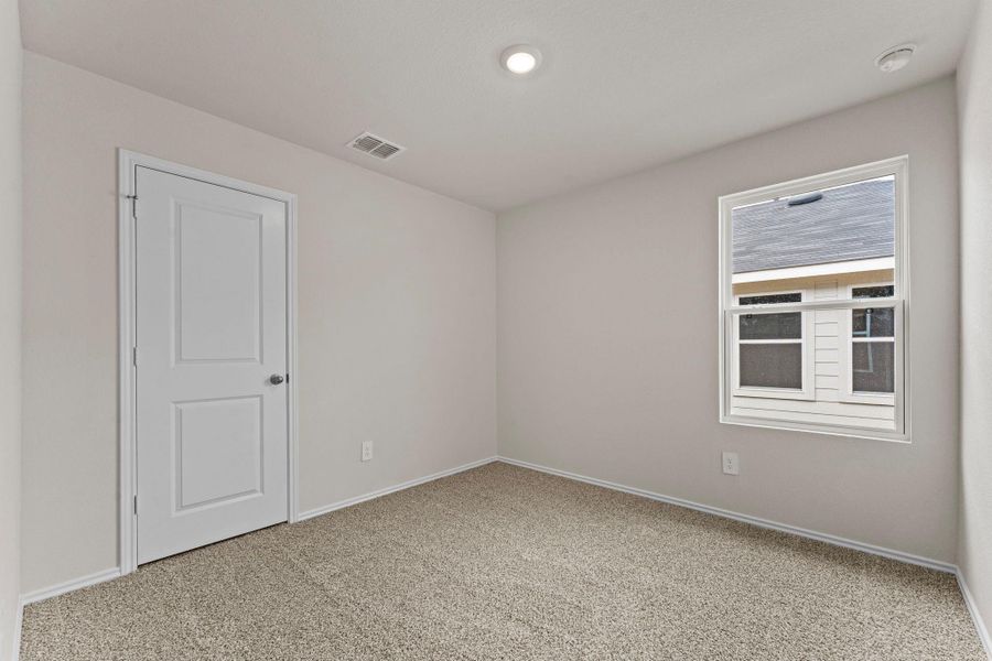 Spacious, unfurnished interior of a new home in Bollinger, Uhland (Image 25).