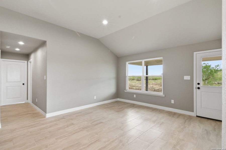 Spacious, unfurnished interior of a new home in , Uvalde (Image 25).