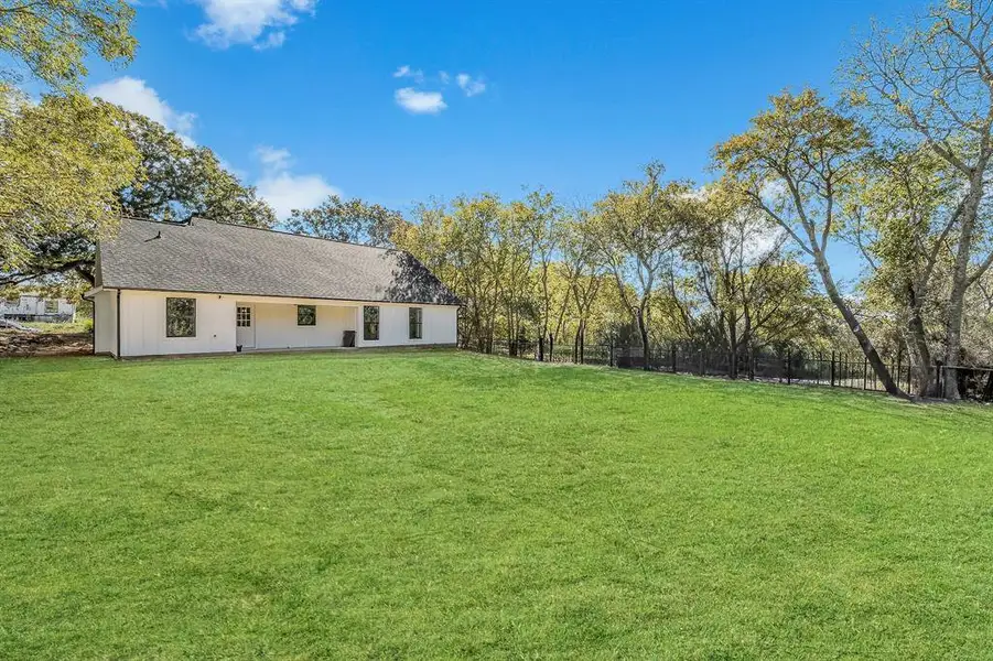 Exterior details and patio area of a home in , Alvarado (Image 4).