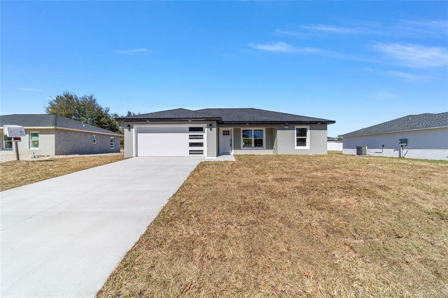 Exterior details and patio area of a home in , Dunnellon (Image 14).