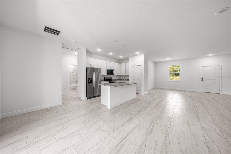 Spacious, unfurnished interior of a new home in , Ocala (Image 23).