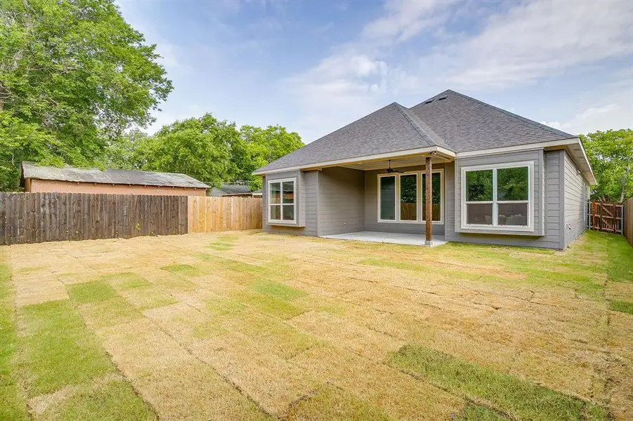 Exterior details and patio area of a home in , Sansom Park (Image 25).