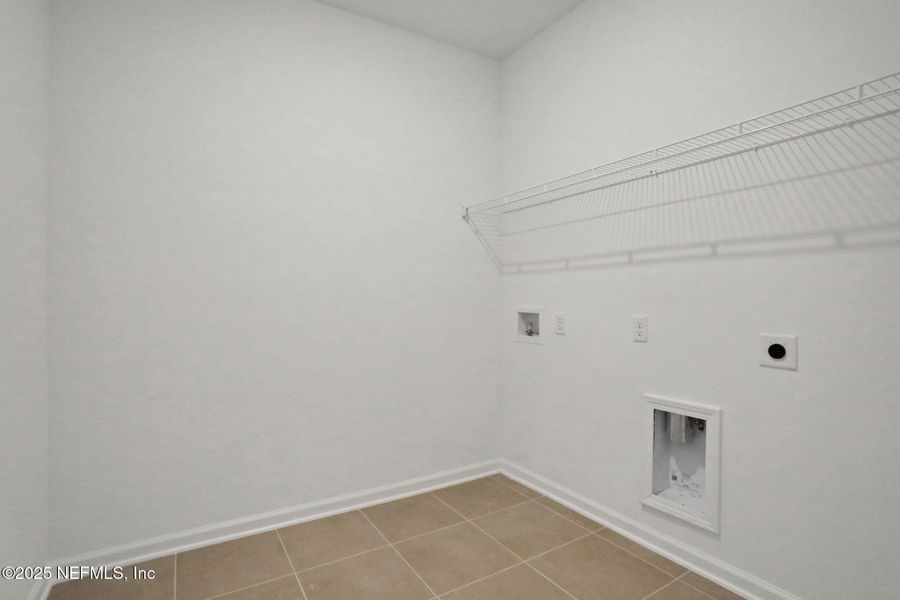 Spacious, unfurnished interior of a new home in Jennings Farm, Middleburg (Image 37).