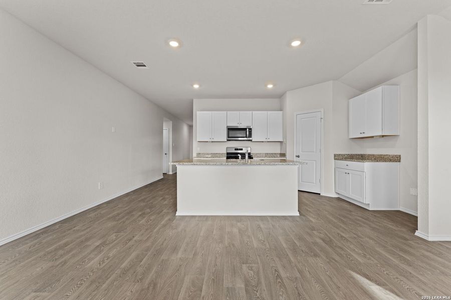 Spacious, unfurnished interior of a new home in Navarro Fields, Seguin (Image 18).