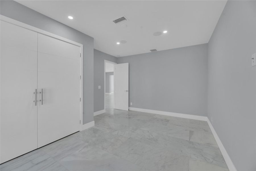 Spacious, unfurnished interior of a new home in , Fort Lauderdale (Image 18).
