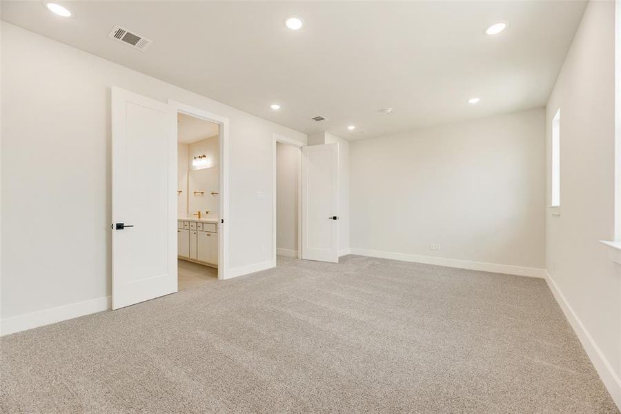 Spacious, unfurnished interior of a new home in Collin Creek, Plano (Image 18).