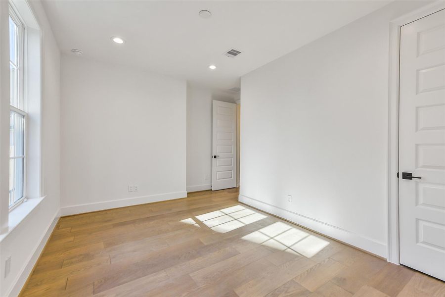 Spacious, unfurnished interior of a new home in Reserve in Memorial, Houston (Image 40).