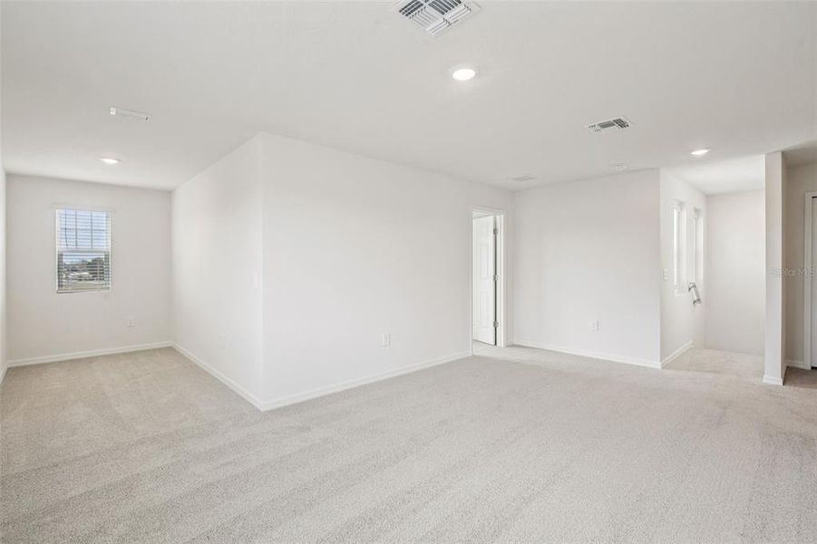 Spacious, unfurnished interior of a new home in Springs at Lake Alfred - Classic Series, Lake Alfred (Image 35).