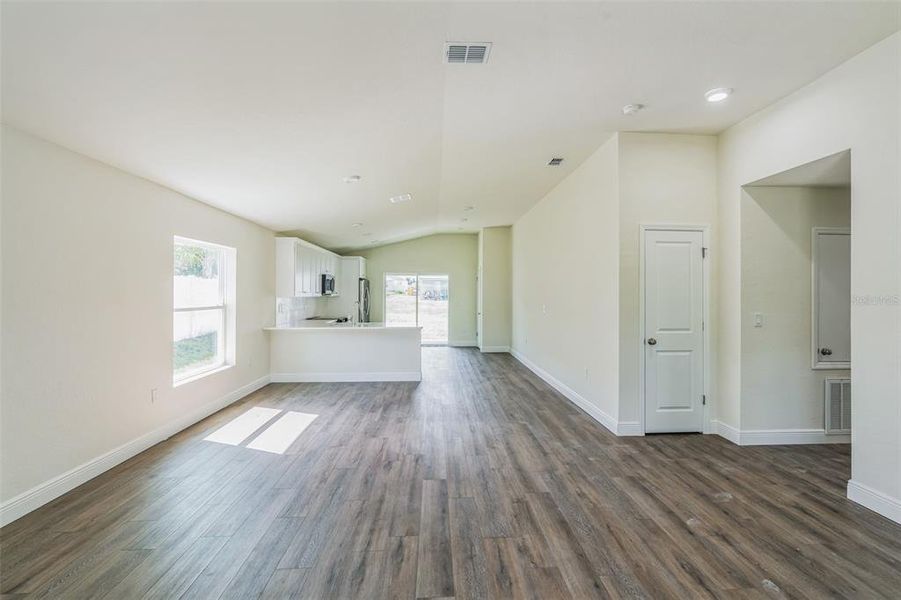 Spacious, unfurnished interior of a new home in , Ocala (Image 7).