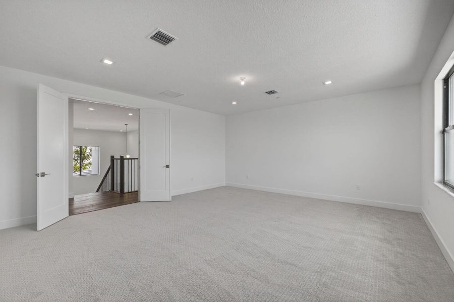 Spacious, unfurnished interior of a new home in Apex at Avenir, Palm Beach Gardens (Image 35).