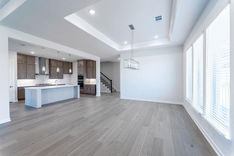 Spacious, unfurnished interior of a new home in Heath Golf & Yacht Club, Heath (Image 23).