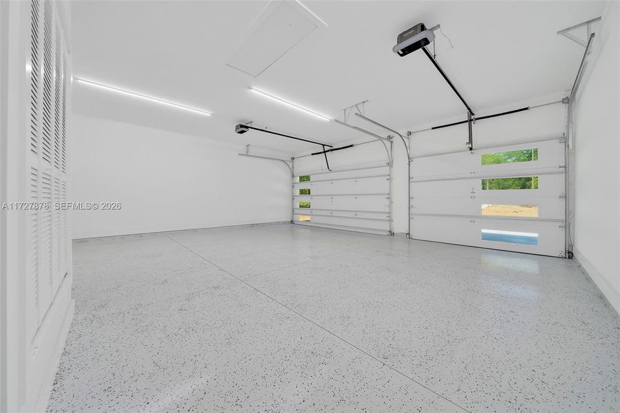 3 CARS GARAGE / INSULATED DOORS 3 CARS GARAGE / INSULATED DOORS