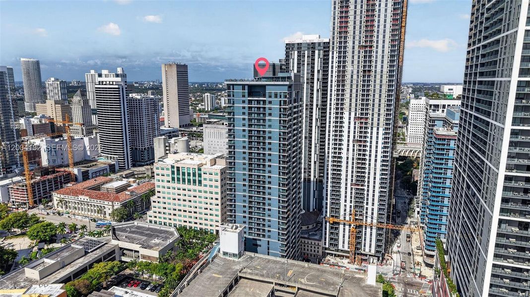 Condo located in Miami, FL showcasing its design and architecture (Image 30).
