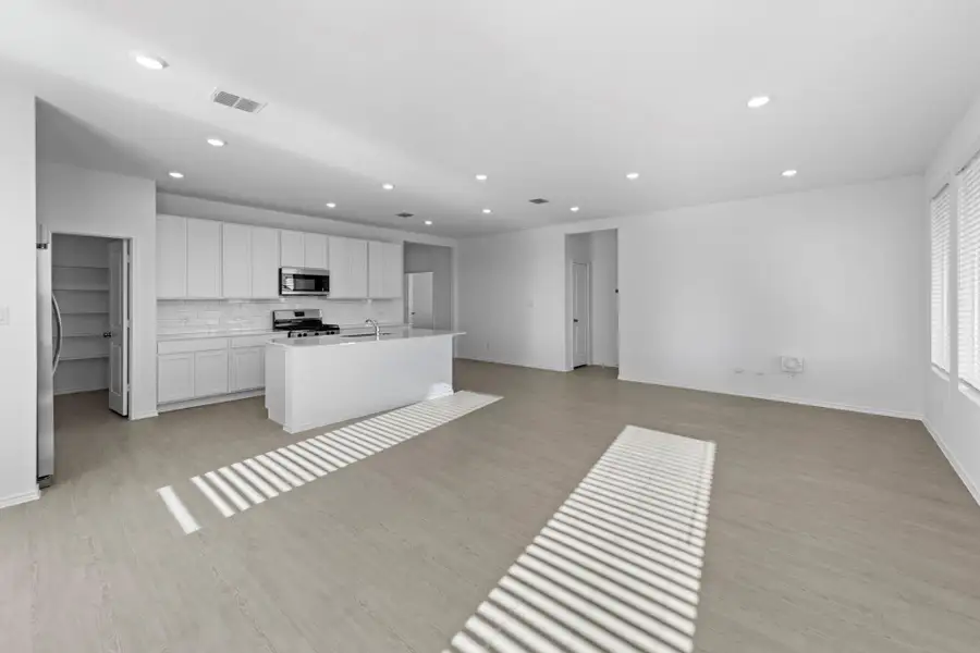 Spacious, unfurnished interior of a new home in Schriber Ranch, Mustang Ridge (Image 18). Spacious, unfurnished interior of a new home in Schriber Ranch, Mustang Ridge (Image 18).