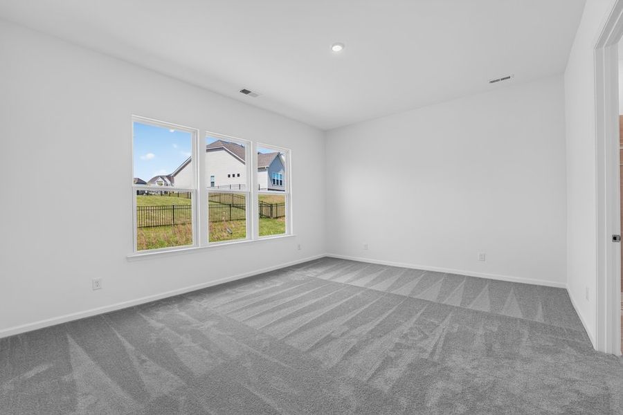 Spacious, unfurnished interior of a new home in Estates at Sugar Creek, Fort Mill (Image 20).