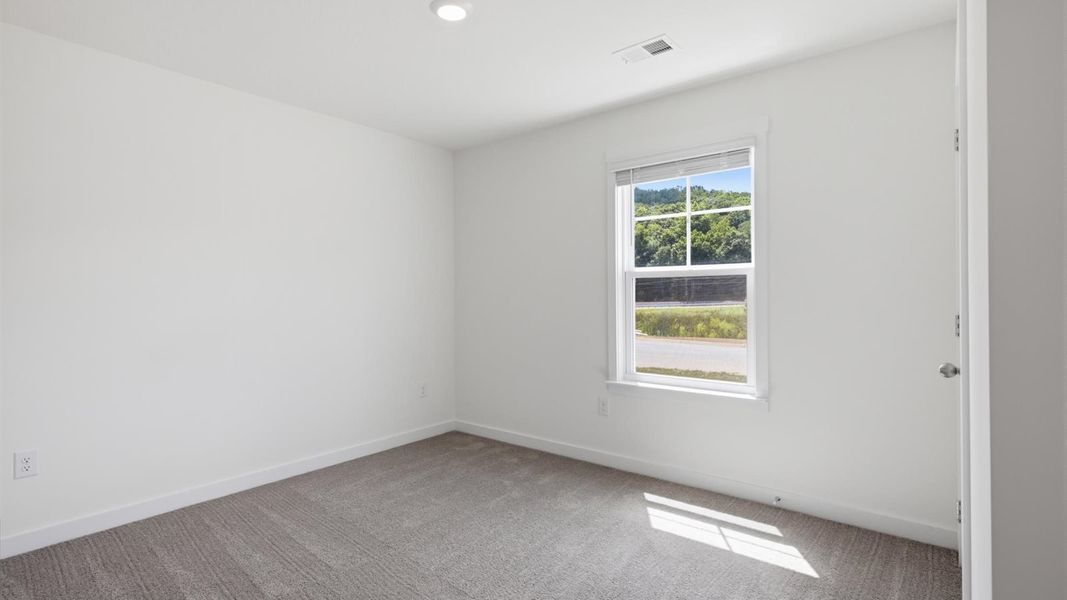 Spacious, unfurnished interior of a new home in Emory Creek, Harriman (Image 17).