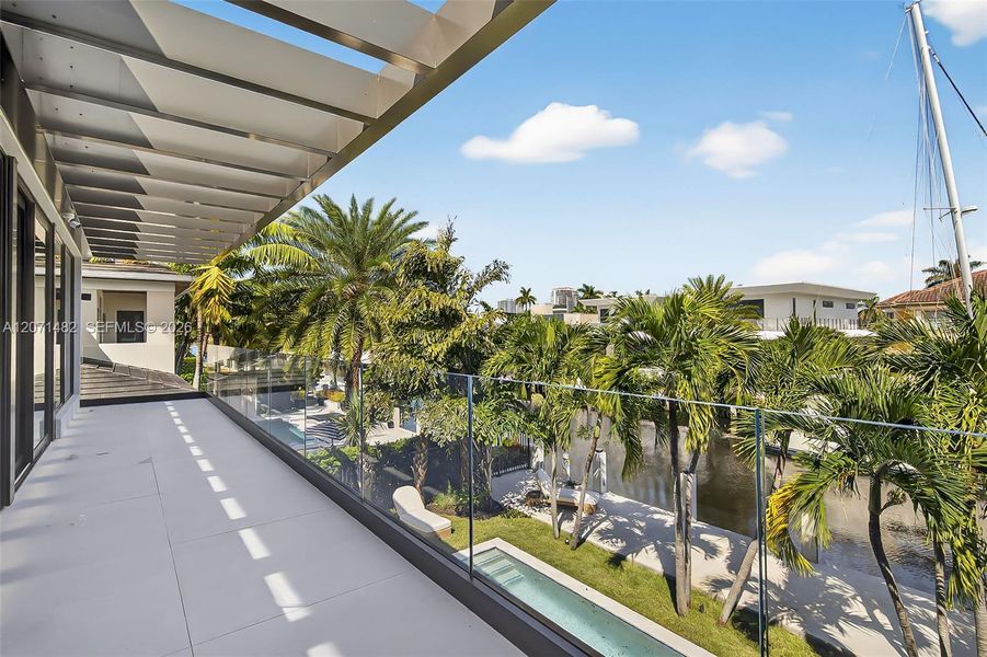 Exterior details and patio area of a home in , Fort Lauderdale (Image 28).