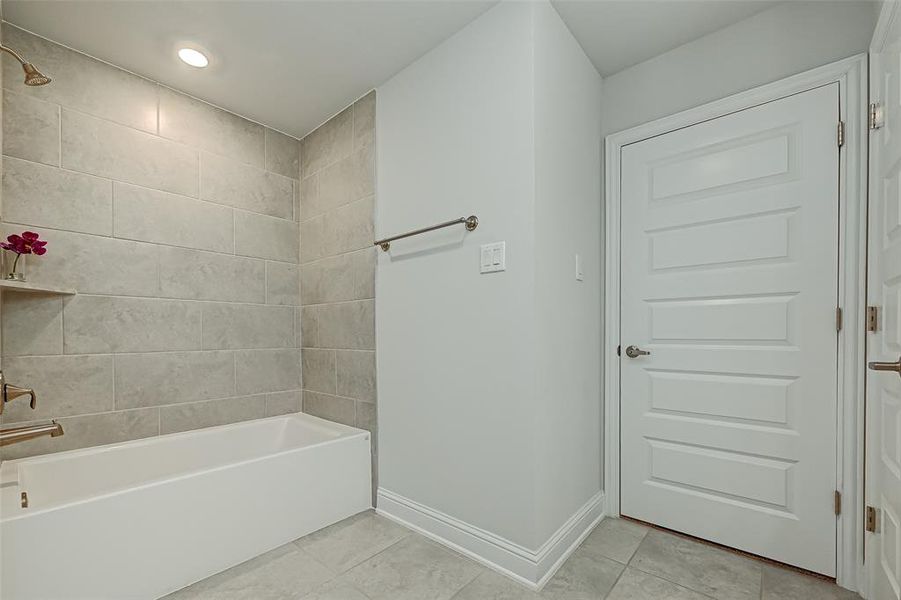 Furnished interior view inside a new home in Lago Mar, Texas City (Image 30).