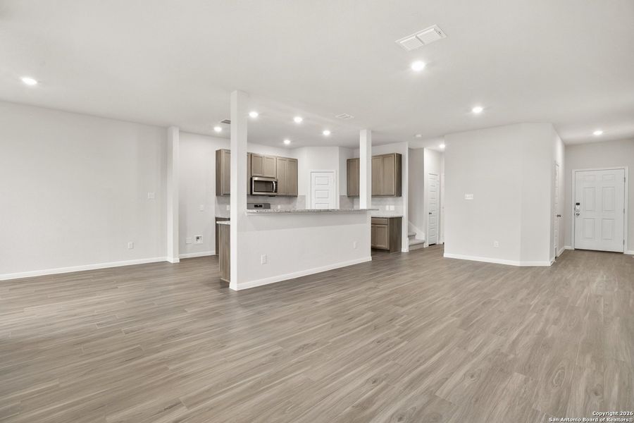 Spacious, unfurnished interior of a new home in Timber Creek, San Antonio (Image 17).