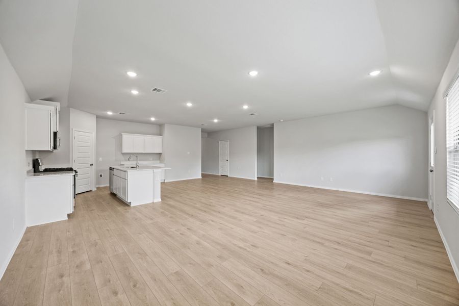Spacious, unfurnished interior of a new home in Rolling Ridge, Van Alstyne (Image 14).