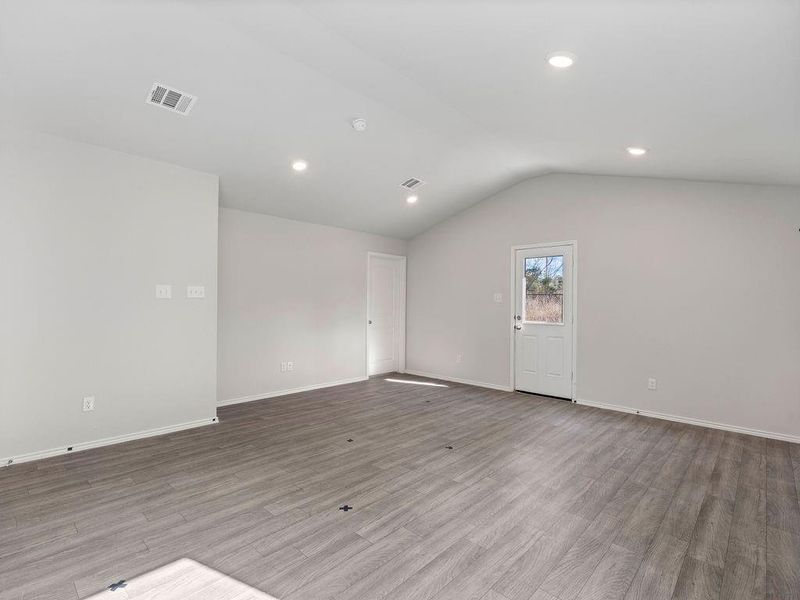 Spacious, unfurnished interior of a new home in , Lufkin (Image 21).