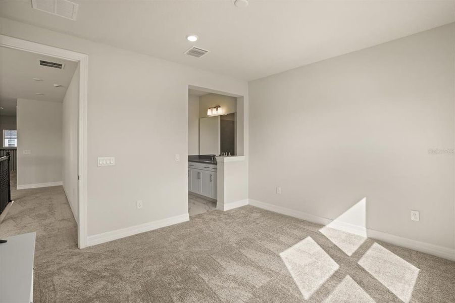 Spacious, unfurnished interior of a new home in , Orlando (Image 43).