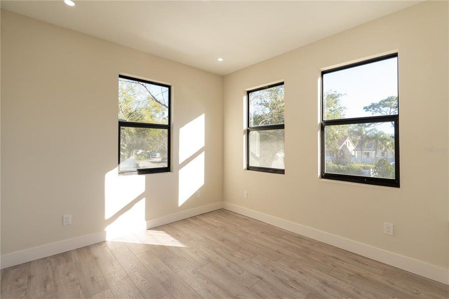 Spacious, unfurnished interior of a new home in , Tampa (Image 27).