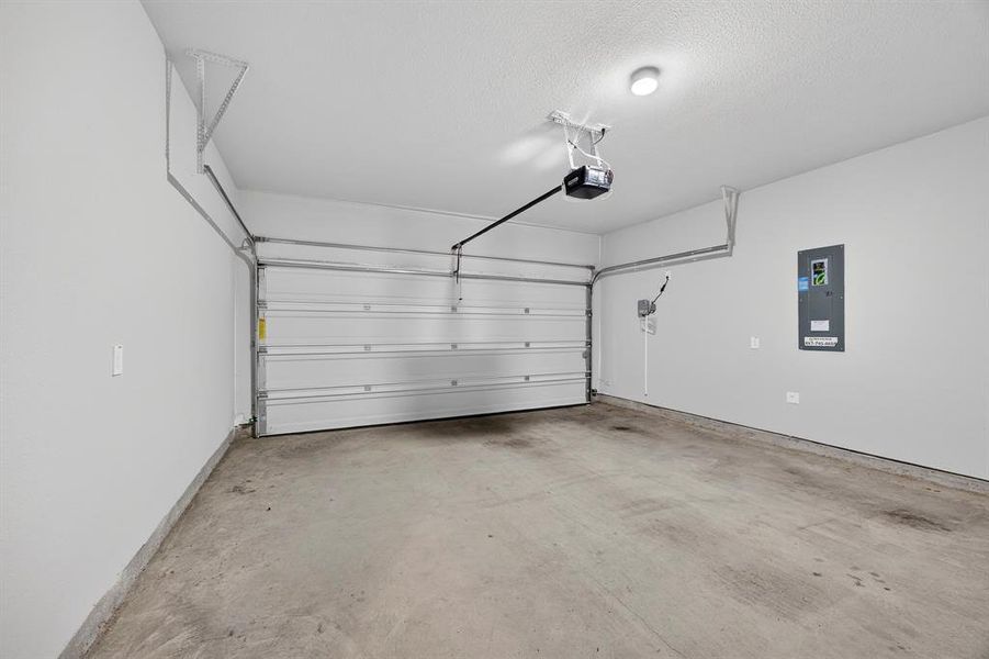 Spacious, unfurnished interior of a new home in , Haltom City (Image 28). Spacious, unfurnished interior of a new home in , Haltom City (Image 28).