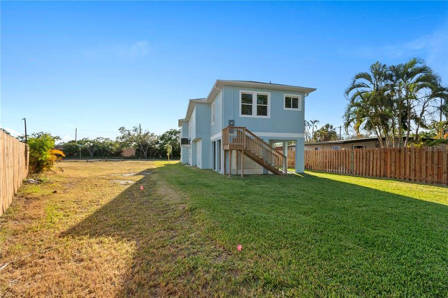 Exterior details and patio area of a home in , St. Petersburg (Image 30).