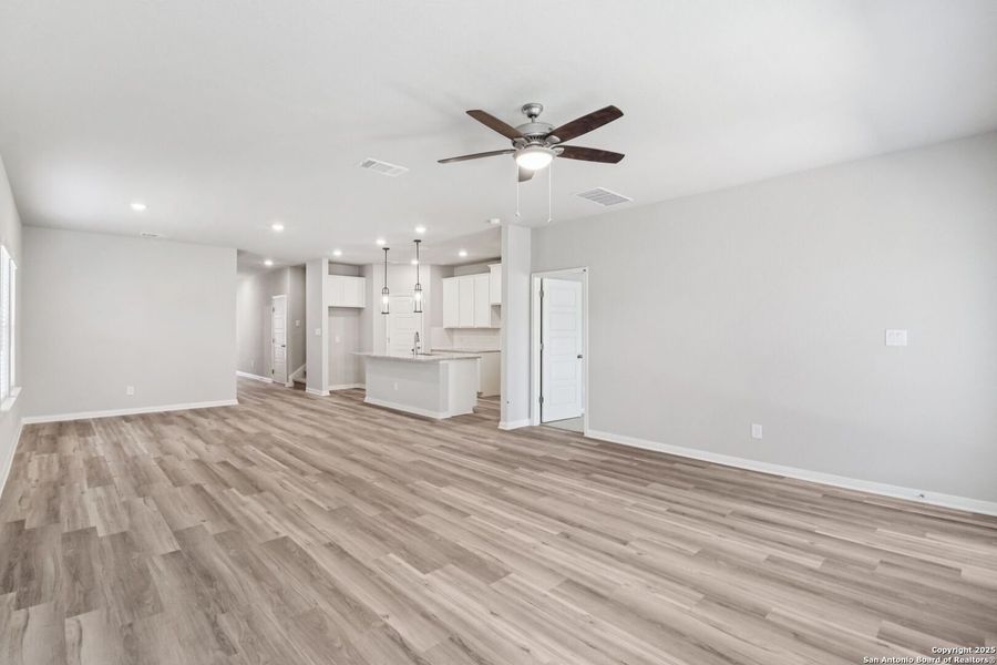 Spacious, unfurnished interior of a new home in Arcadia Ridge - Premier Series, San Antonio (Image 29).