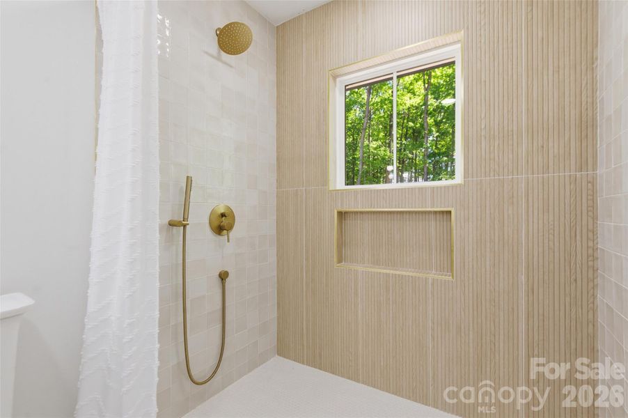 Customizable Full Bath